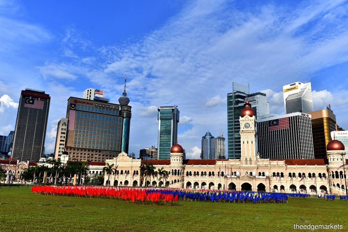 2021 年 8 月 30 日星期一在马来西亚吉隆坡的 Dataran Merdeka 可以看到 2021 年独立日前夕的准备工作。（摄影：Sam Fong/The Edge）